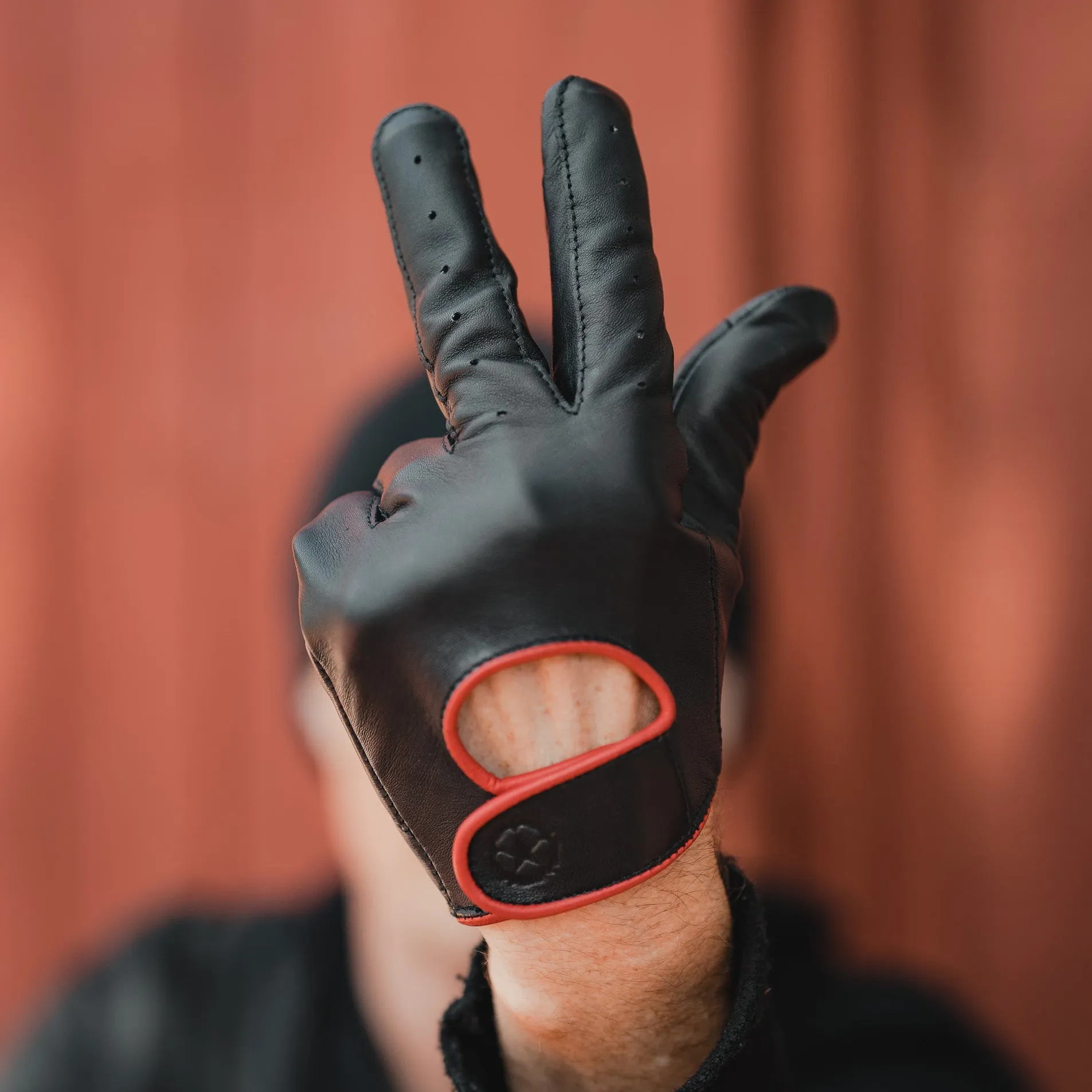 Victor Gloves - Black / Red